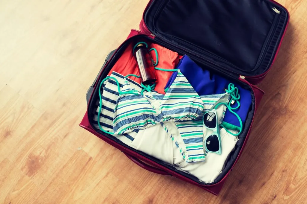 كيفية طي الملابس وتنظيمها في حقيبة السفر؟