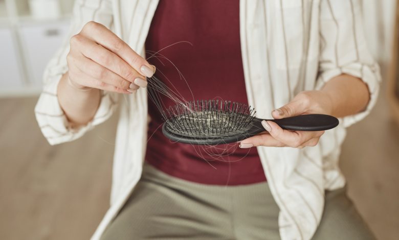 كيفية علاج تساقط الشعر بـ 5 طرق بأقل تكلفة بمكونات منزلية ؟