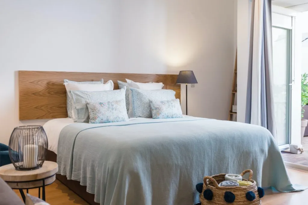 كيفية اختيار غرف نوم مودرين صغيرة المساحة للعرسان لديكور مميز في 2021؟ Modern-single-bedroom-house-with-small-kitchen-1024x682.jpg