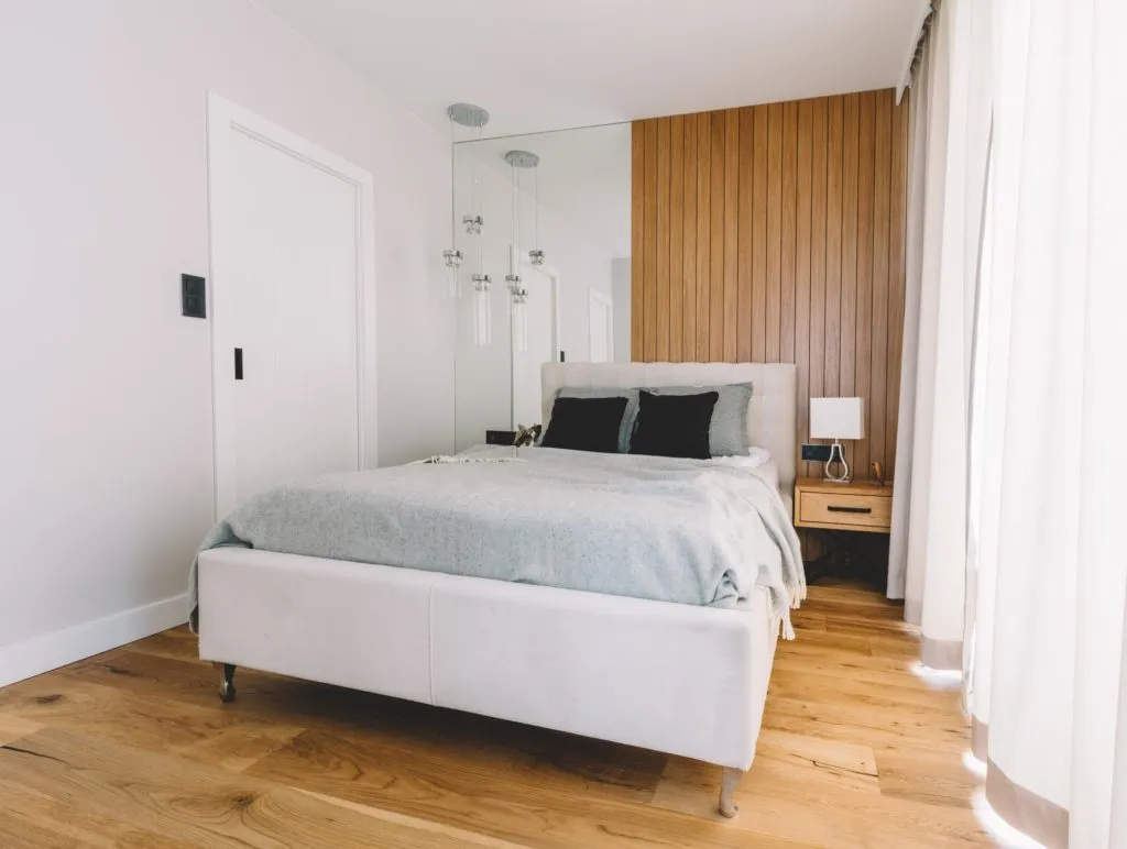 كيفية اختيار غرف نوم مودرين صغيرة المساحة للعرسان لديكور مميز في 2021؟ Small-cozy-bedroom-with-comfortable-bed-1024x772.jpg