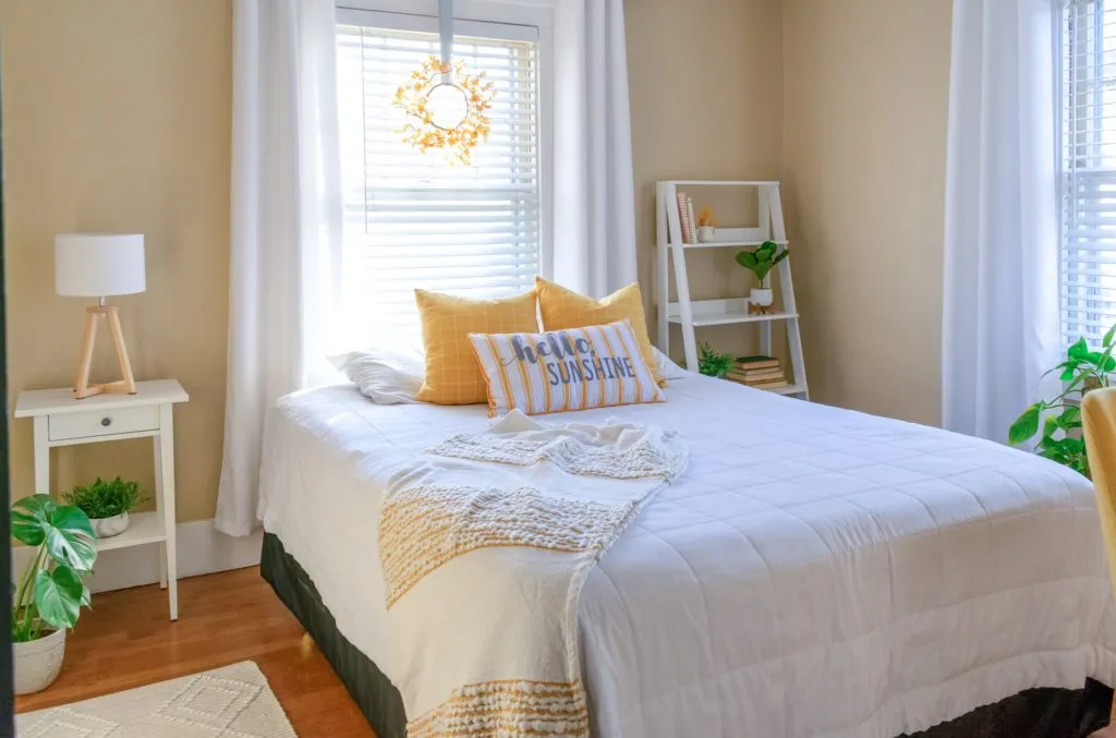 كيفية اختيار غرف نوم مودرين صغيرة المساحة للعرسان لديكور مميز في 2021؟ Stylish-small-bedroom-decorated-in-yellow-and-white-1024x677.jpg