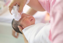 كيفية علاج قشرة رأس الرضيع بطرق طبيعية آمنة في 20 دقيقة؟