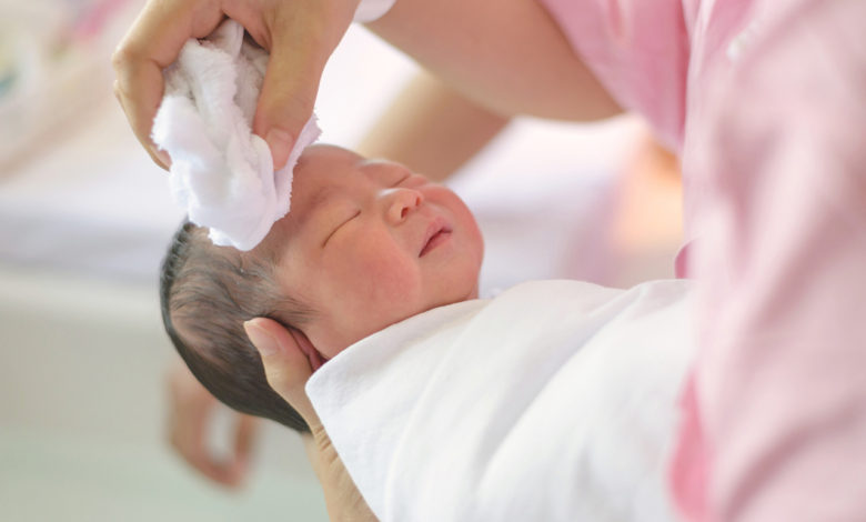 كيفية علاج قشرة رأس الرضيع بطرق طبيعية آمنة في 20 دقيقة؟