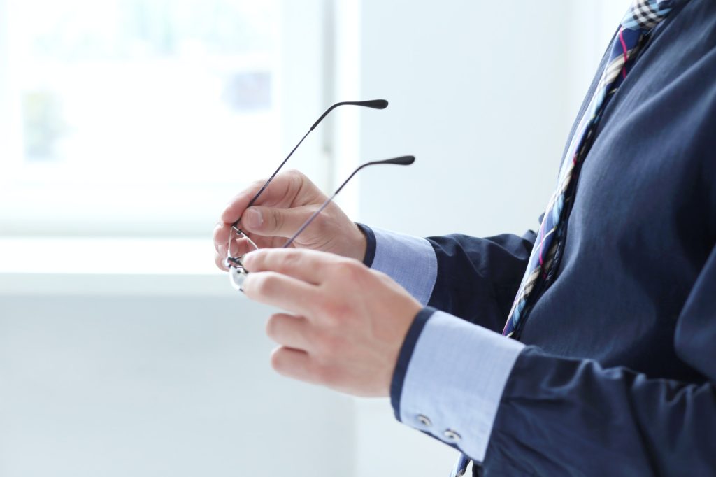كيفية تتجنب سلبيات النظارات الطبية عند ارتدائها لأول مرة؟