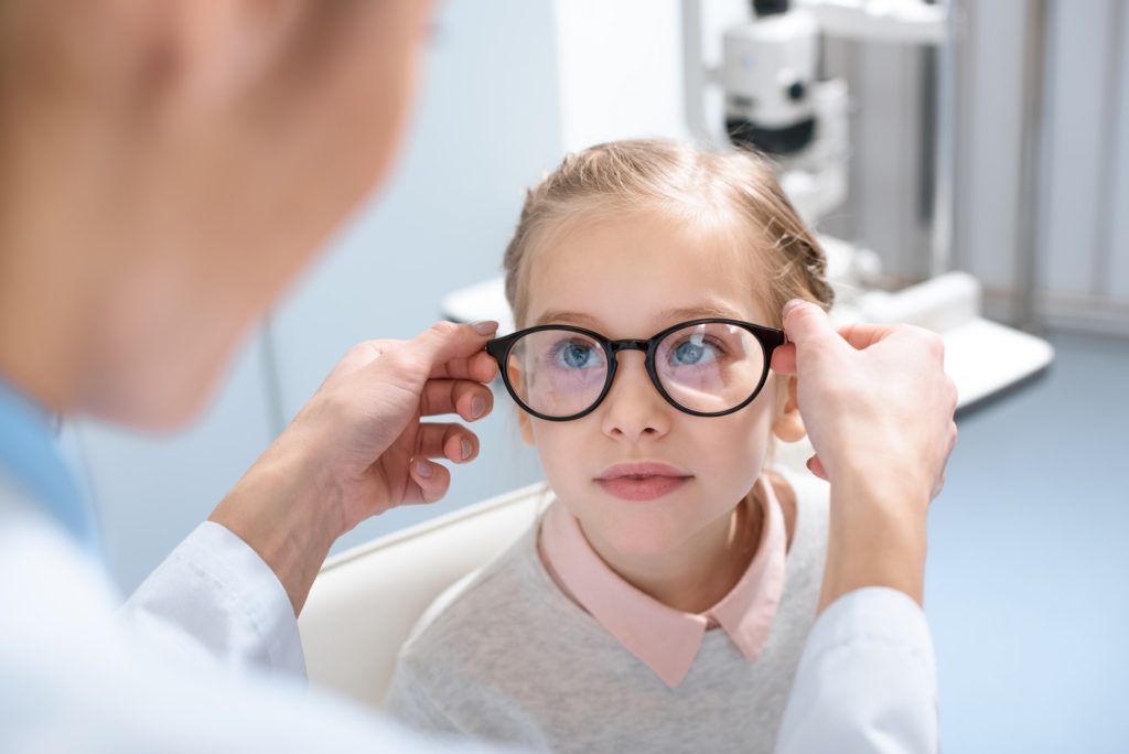 كيفية اختيار أفضل أنواع النظارات الطبية للأطفال؟ وأهم 8 معايير لشراء الأمثل