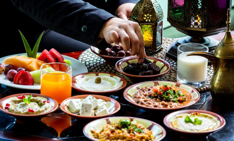 كيفية اختيار أطعمة تمنع الجوع والعطش في رمضان 2021؟