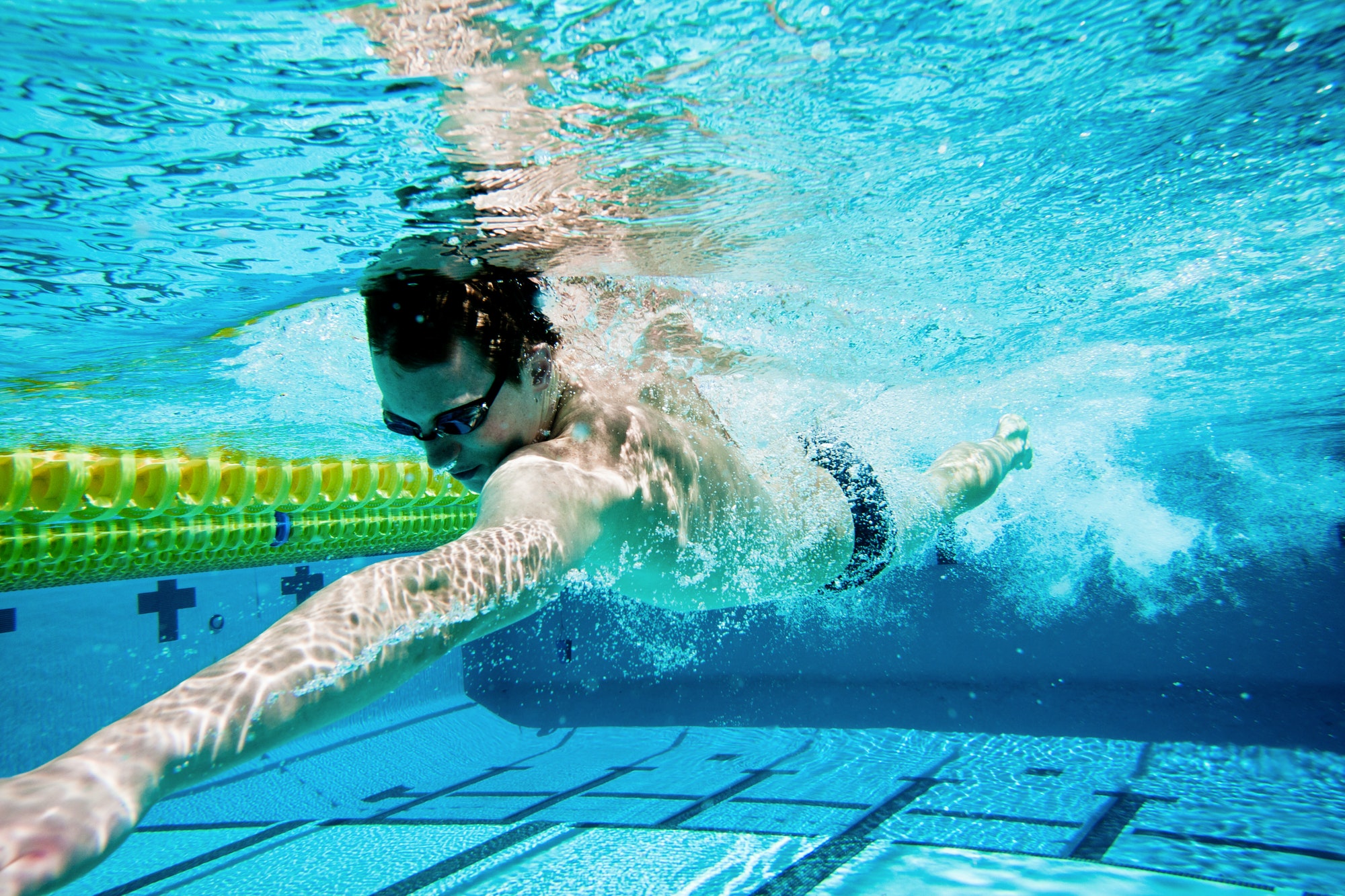 كيفية تعلم السباحة بدون مدرب