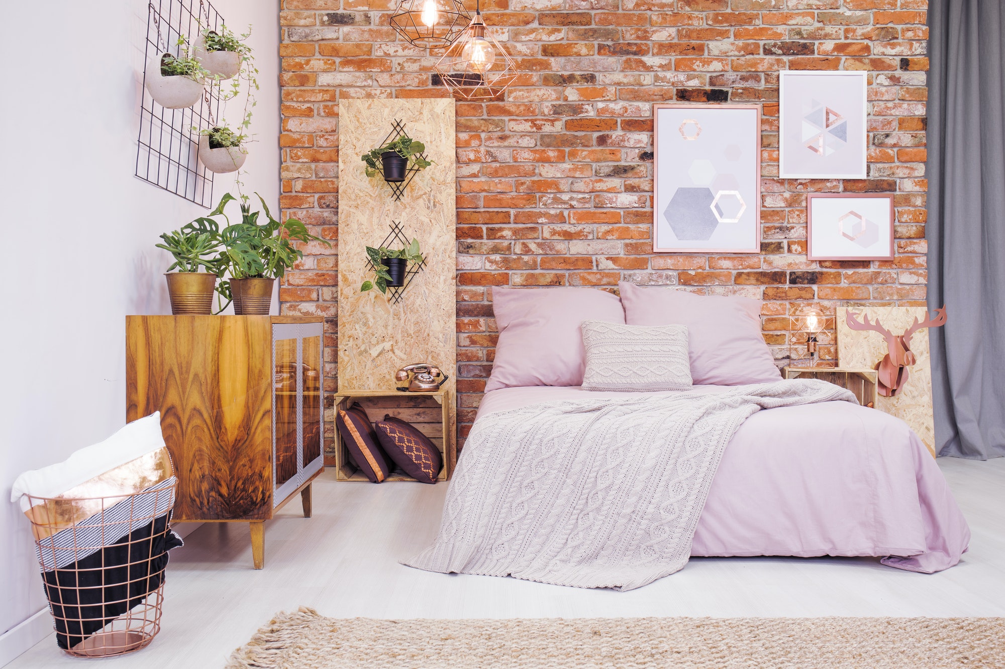 كيفية تصميم غرف نوم صغيرة المساحة للعرسان بـ 10 أفكار لديكور مميز كيفية تصميم غرف نوم صغيرة المساحة للعرسان بـ 10 أفكار لديكور مميز