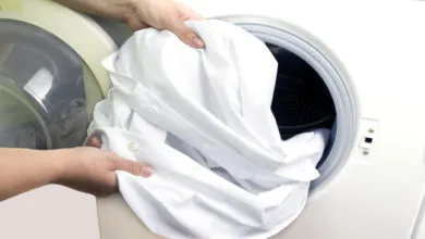 كيفية إزالة البقع من الملابس البيضاء بـ 6 حيل ستعيدها جديدة