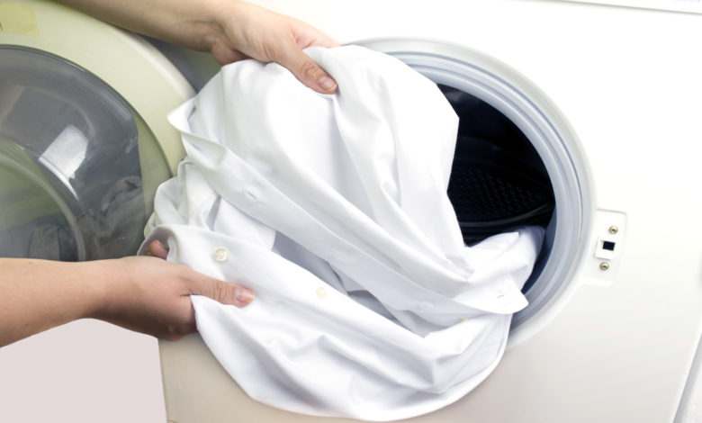 كيفية إزالة البقع من الملابس البيضاء بـ 6 حيل ستعيدها جديدة