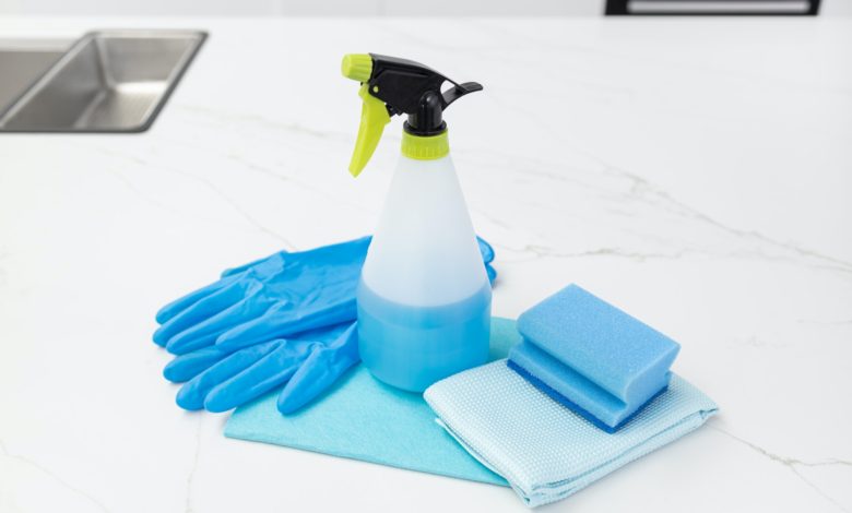 كيفية تنظيف سيراميك المطبخ بـ 4 مكونات منزلية غير مكلفة؟