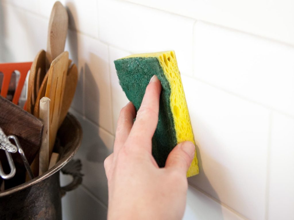 كيفية إزالة بقع الزيت من الحائط وخاصة المطبخ ؟