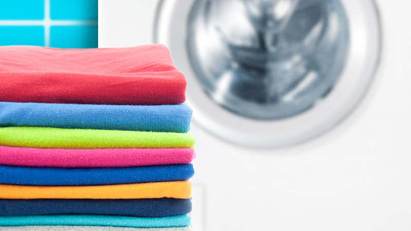 طريقة غسل الملابس القطنية الملونة