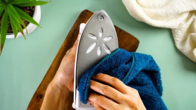 كيفية تنظيف مكواة الملابس العادية والبخار بـ 3 طرق سهلة؟