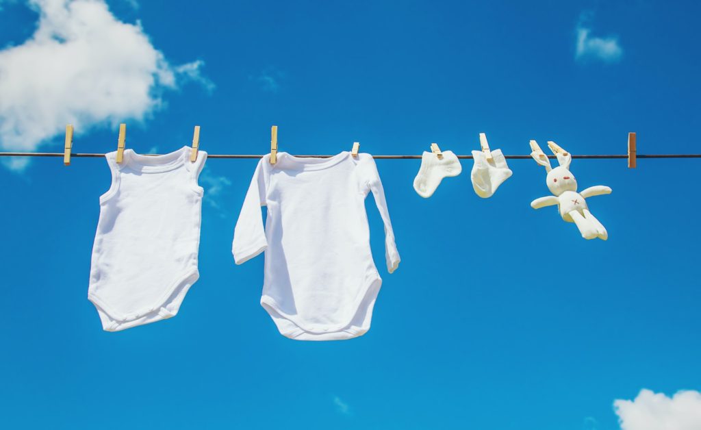 نصائح غسيل الأقمشة المختلفة من الملابس