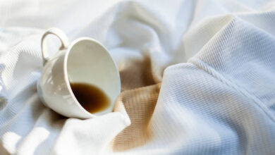 كيفية إزالة بقع القهوة من الملابس بـ 11 طريقة غير مكلفة؟