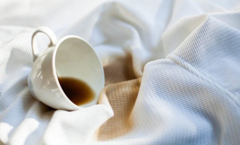 كيفية إزالة بقع القهوة من الملابس بـ 11 طريقة غير مكلفة؟