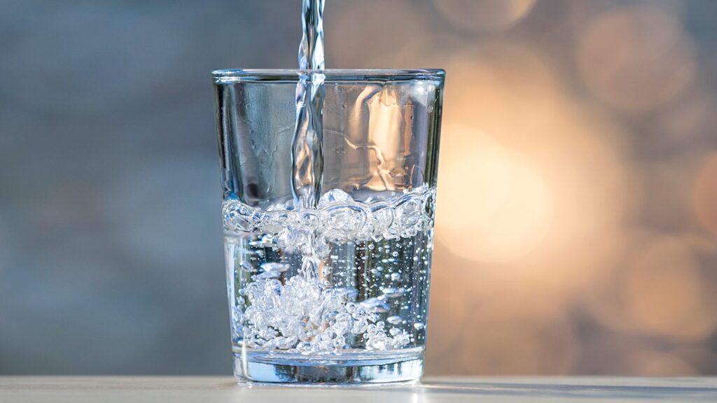 مقاومة الجوع والعطش لشرب الماء 